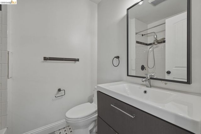8011 Sunkist Dr, Oakland, CA 94605
