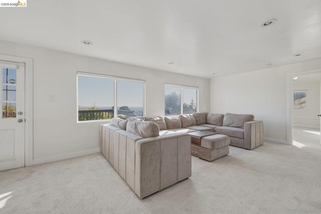 8011 Sunkist Dr, Oakland, CA 94605