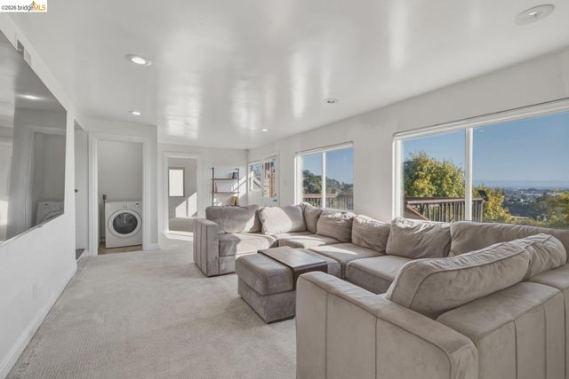 8011 Sunkist Dr, Oakland, CA 94605
