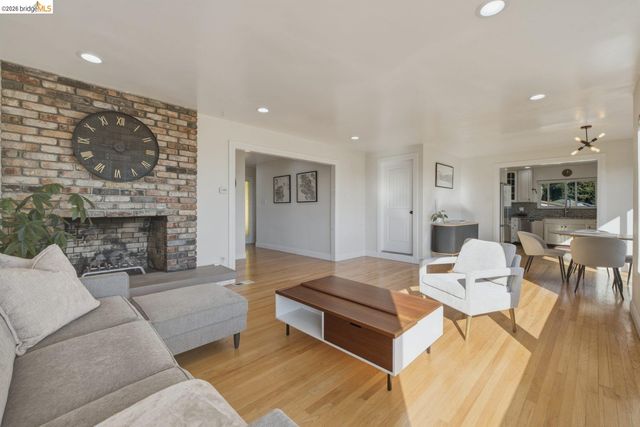 8011 Sunkist Dr, Oakland, CA 94605