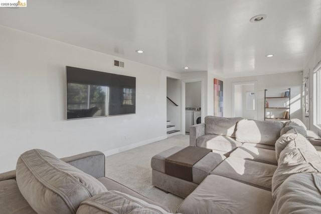 8011 Sunkist Dr, Oakland, CA 94605