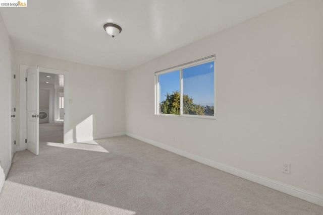 8011 Sunkist Dr, Oakland, CA 94605