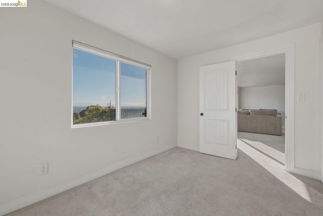 8011 Sunkist Dr, Oakland, CA 94605