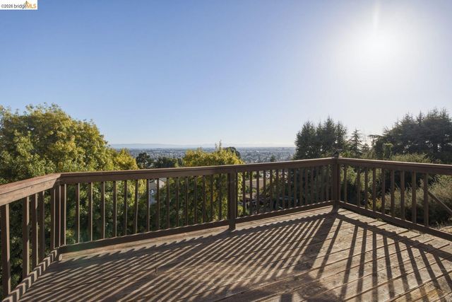 8011 Sunkist Dr, Oakland, CA 94605