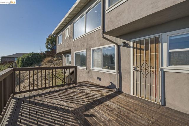 8011 Sunkist Dr, Oakland, CA 94605