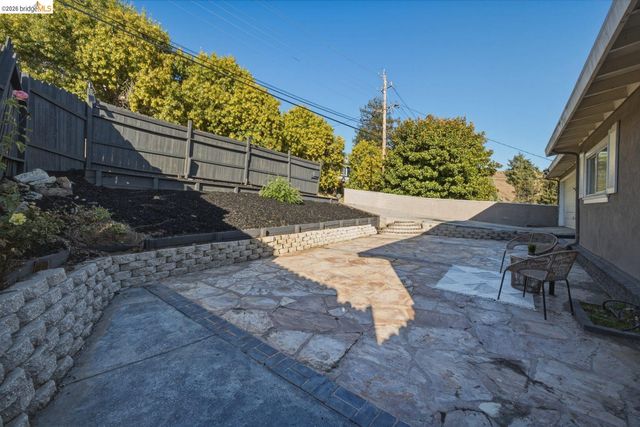 8011 Sunkist Dr, Oakland, CA 94605