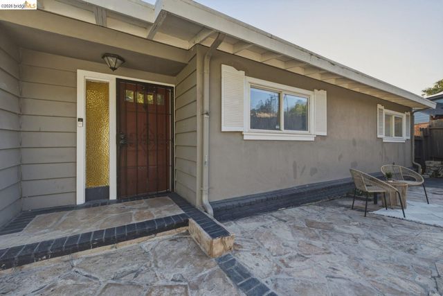 8011 Sunkist Dr, Oakland, CA 94605
