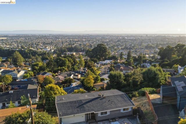 8011 Sunkist Dr, Oakland, CA 94605