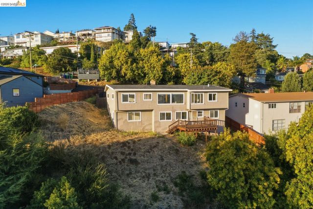 8011 Sunkist Dr, Oakland, CA 94605