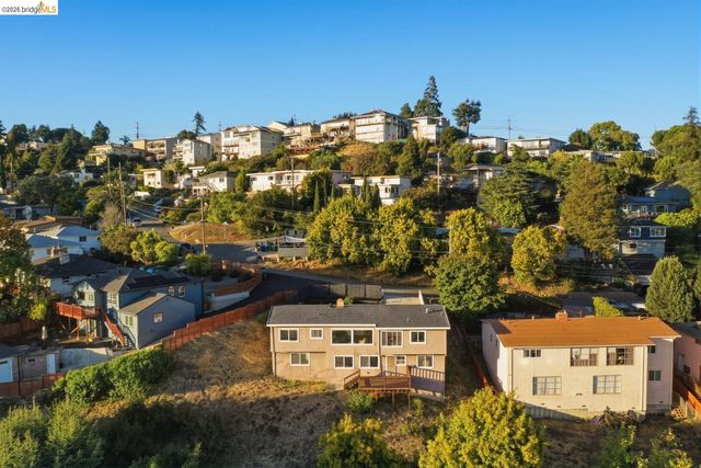 8011 Sunkist Dr, Oakland, CA 94605