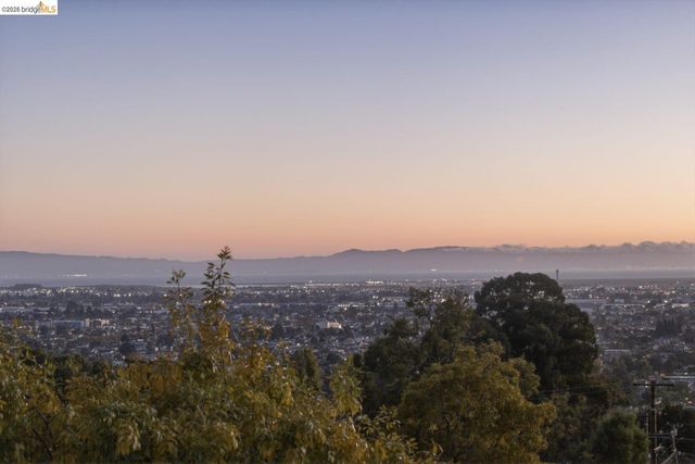 8011 Sunkist Dr, Oakland, CA 94605