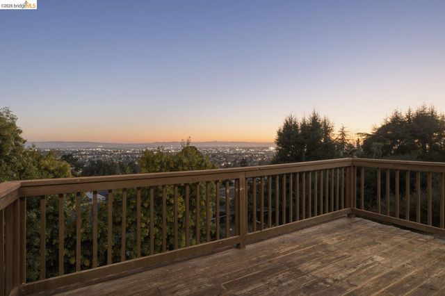 8011 Sunkist Dr, Oakland, CA 94605