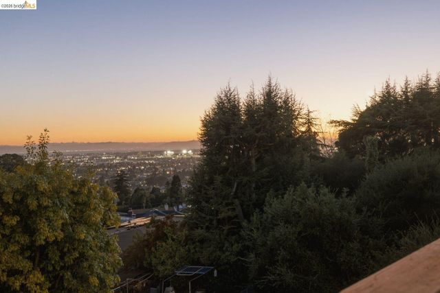 8011 Sunkist Dr, Oakland, CA 94605