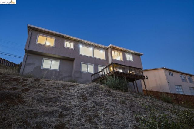 8011 Sunkist Dr, Oakland, CA 94605
