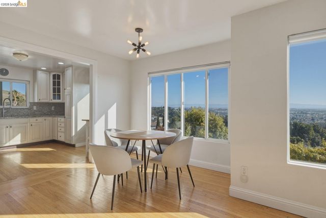 8011 Sunkist Dr, Oakland, CA 94605