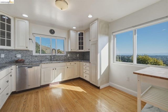 8011 Sunkist Dr, Oakland, CA 94605