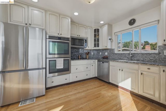 8011 Sunkist Dr, Oakland, CA 94605