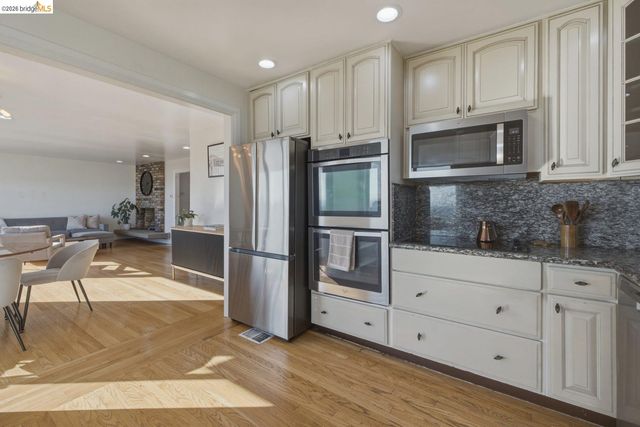 8011 Sunkist Dr, Oakland, CA 94605