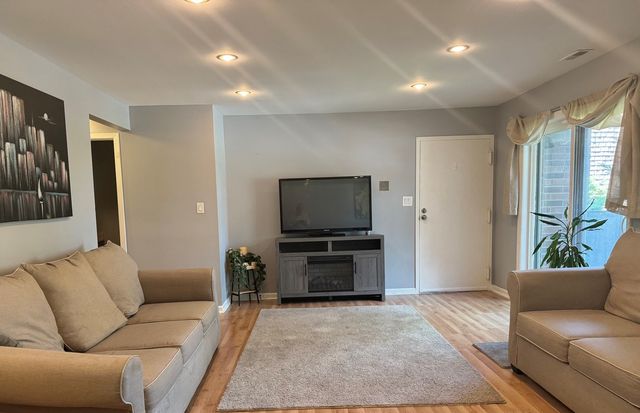 1787 W Algonquin Road 2A, Mount Prospect, IL 60056