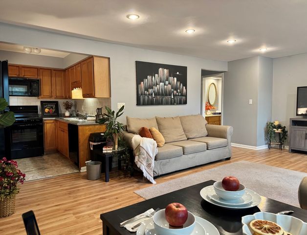 1787 W Algonquin Road 2A, Mount Prospect, IL 60056