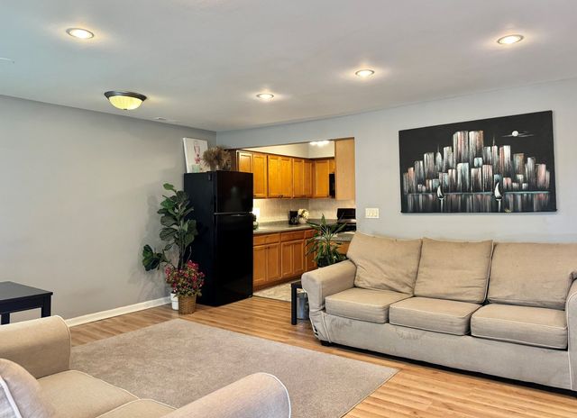 1787 W Algonquin Road 2A, Mount Prospect, IL 60056