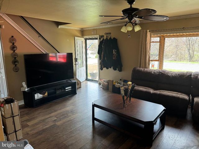 46 TRAIL RD, Levittown, PA 19056