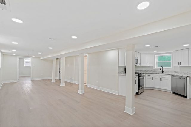 9419 S Saint Lawrence Avenue, Chicago, IL 60619