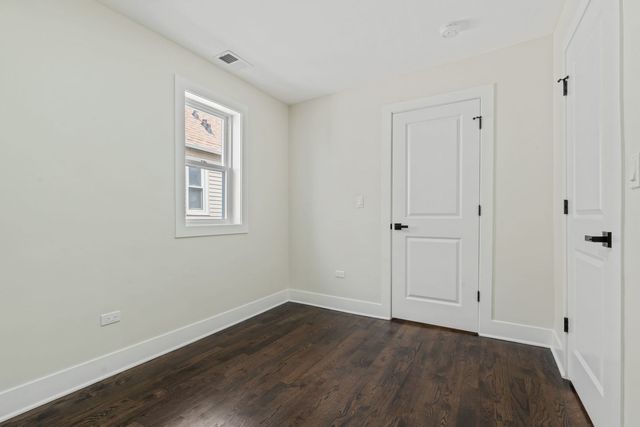 9419 S Saint Lawrence Avenue, Chicago, IL 60619