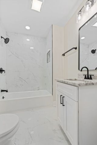 9419 S Saint Lawrence Avenue, Chicago, IL 60619