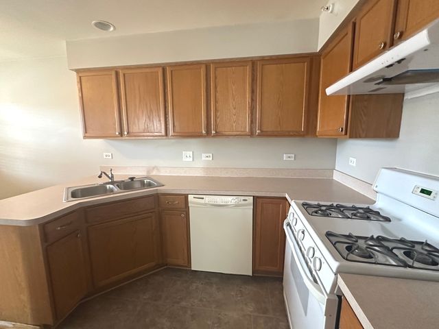 2503 Dickens Drive 2503, Aurora, IL 60504