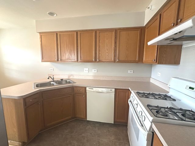 2503 Dickens Drive 2503, Aurora, IL 60504