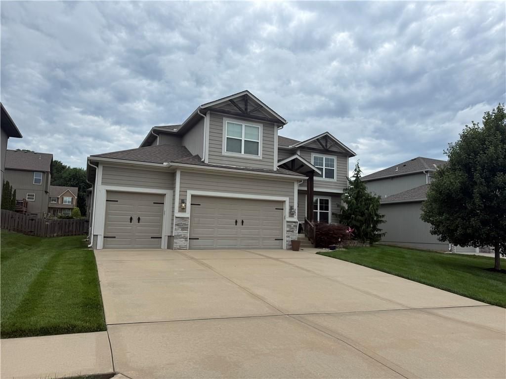 342 SE HIGHLAND PARK Drive, Lee's Summit, MO 64063