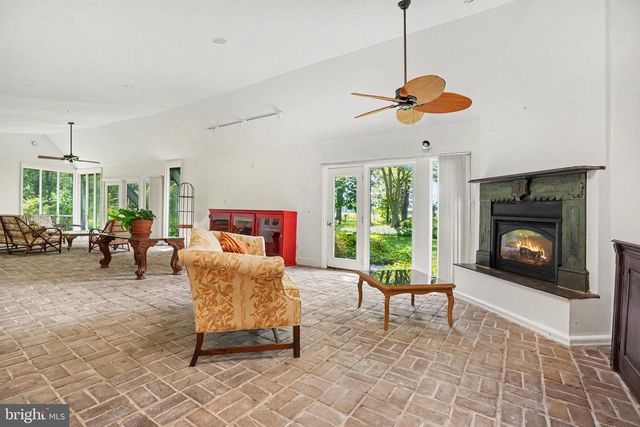 555 STUDEBAKER LN, New Oxford, PA 17350