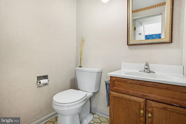 555 STUDEBAKER LN, New Oxford, PA 17350