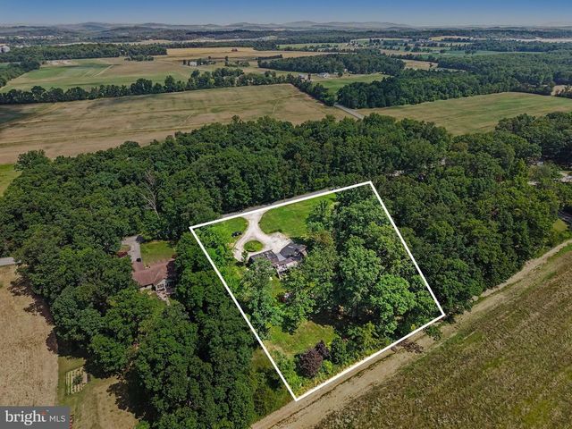 555 STUDEBAKER LN, New Oxford, PA 17350