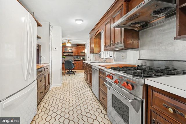 555 STUDEBAKER LN, New Oxford, PA 17350