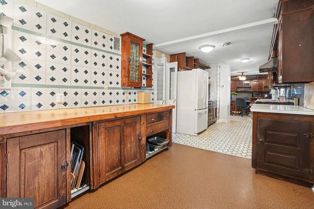 555 STUDEBAKER LN, New Oxford, PA 17350