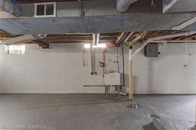 2961 Chrysler Avenue, Waterford, MI 48328