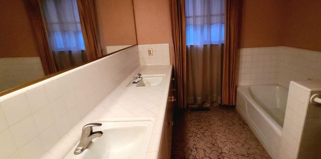 5877 E Dwight Way, Fresno, CA 93727