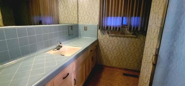 5877 E Dwight Way, Fresno, CA 93727