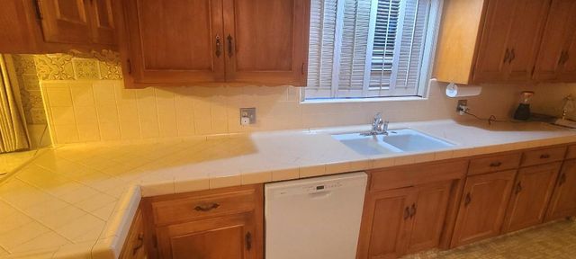 5877 E Dwight Way, Fresno, CA 93727