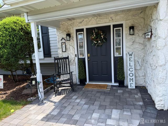 11 Coral Court, Colonia, NJ 07067