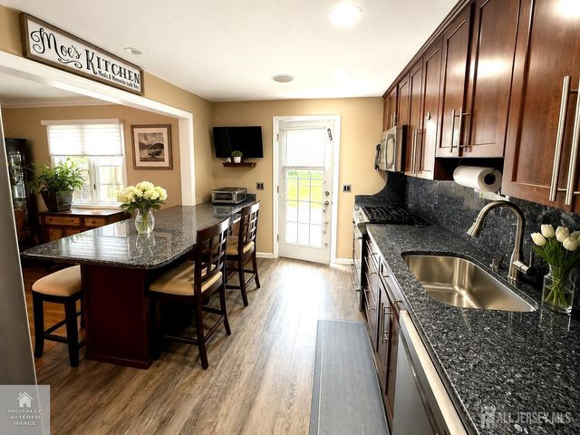 11 Coral Court, Colonia, NJ 07067
