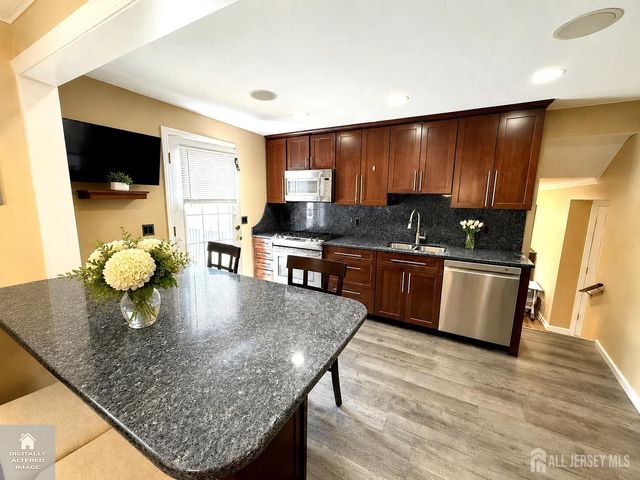11 Coral Court, Colonia, NJ 07067
