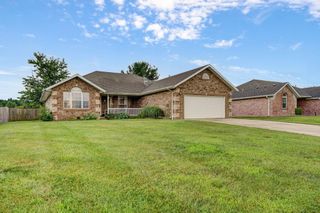 1060 Berkley Drive, Marshfield, MO 65706