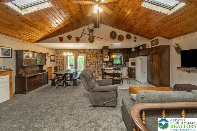 9223 North Loop Road, Washington Twp, PA 18080