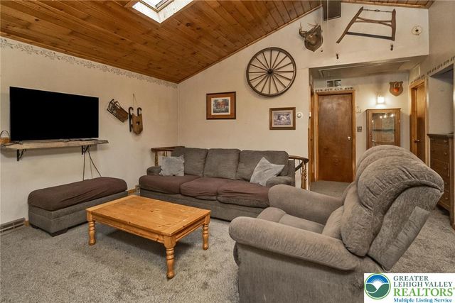 9223 North Loop Road, Washington Twp, PA 18080
