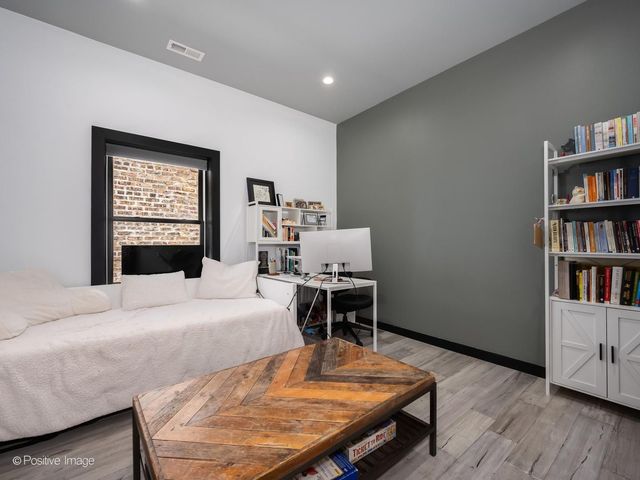 5746 N Washtenaw Avenue 2, Chicago, IL 60659