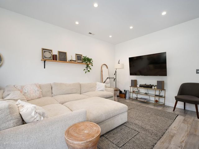 5746 N Washtenaw Avenue 2, Chicago, IL 60659