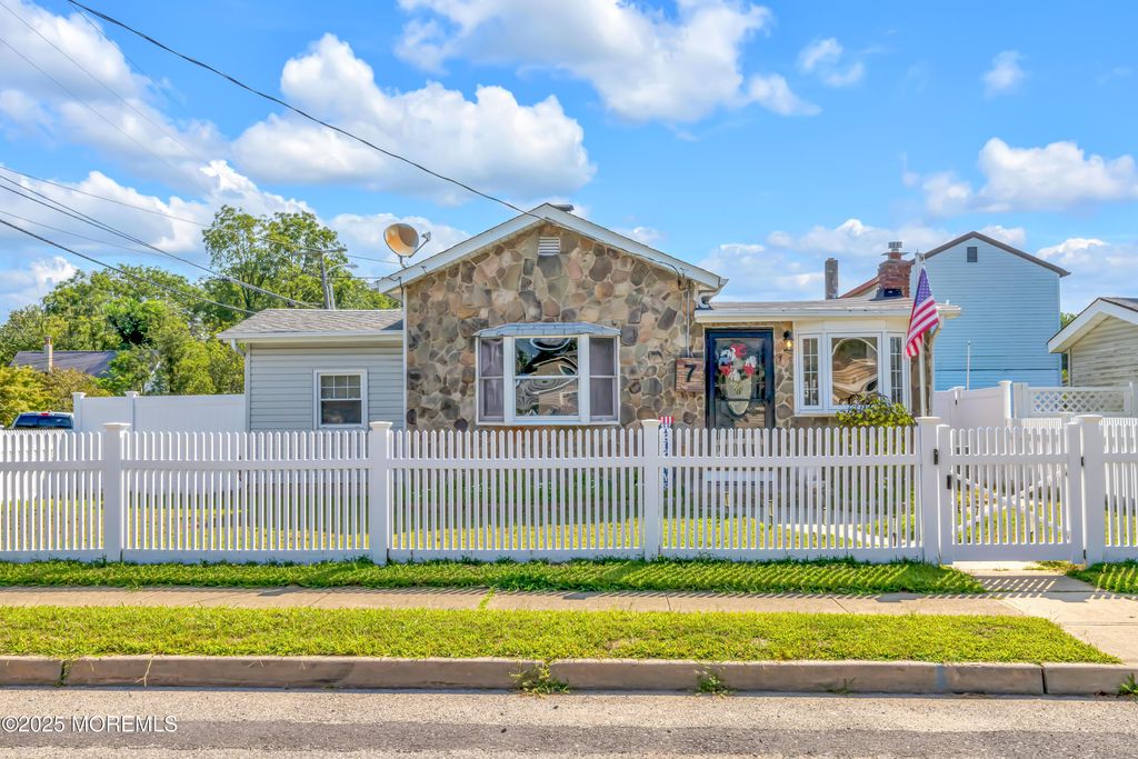 7 Locust Street, Lakehurst, NJ 08733